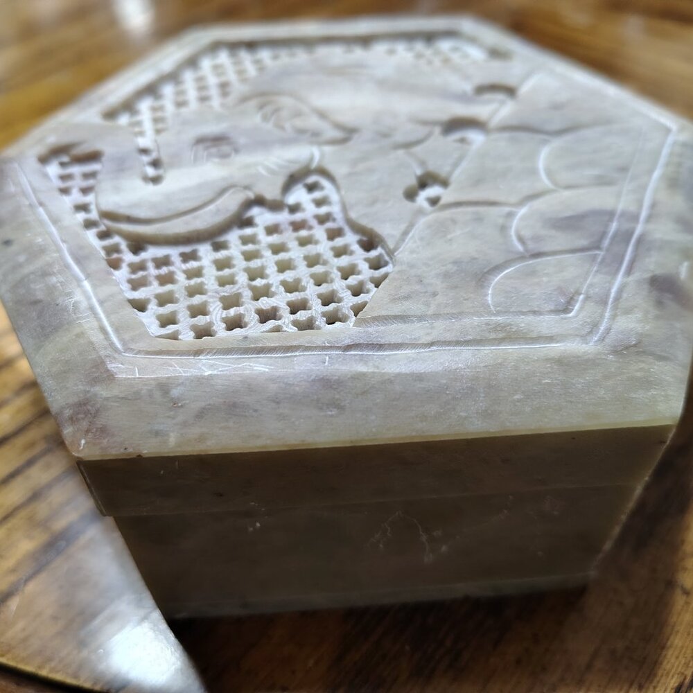 Small Soapstone Trinket Box with Elephant Detail - Picture 9 of 10